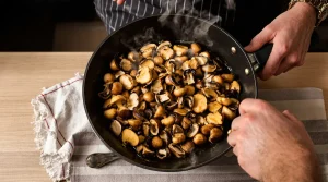 Le chef Etchebest révèle sa méthode inratable pour cuire les champignons et fixer leur jus caramélisé